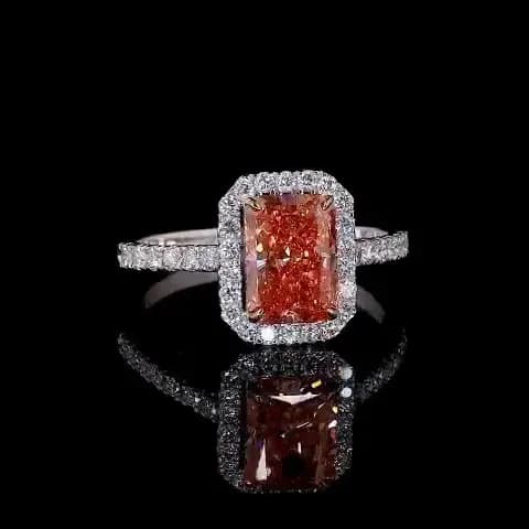 Anello in alta gioielleria su velluto